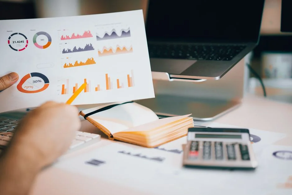 brand-02 Gros plan sur divers documents marketing posés sur un bureau, idéal pour les échanges autour des affaires et de la stratégie.